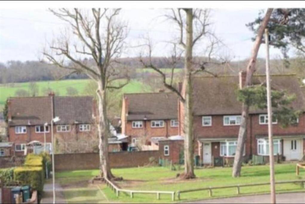 Charming 3-Bedroom Farmhouse-Style Abbots Langley Exterior photo