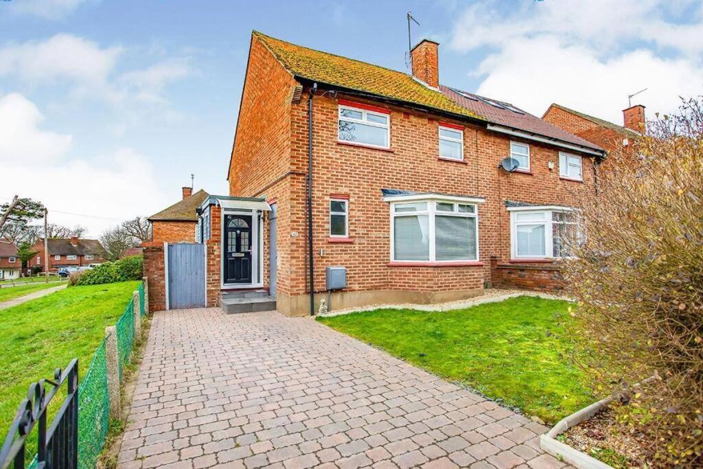 Charming 3-Bedroom Farmhouse-Style Abbots Langley Exterior photo