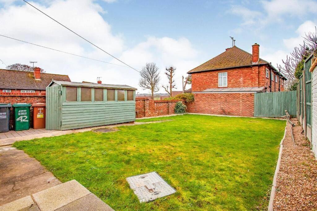 Charming 3-Bedroom Farmhouse-Style Abbots Langley Exterior photo